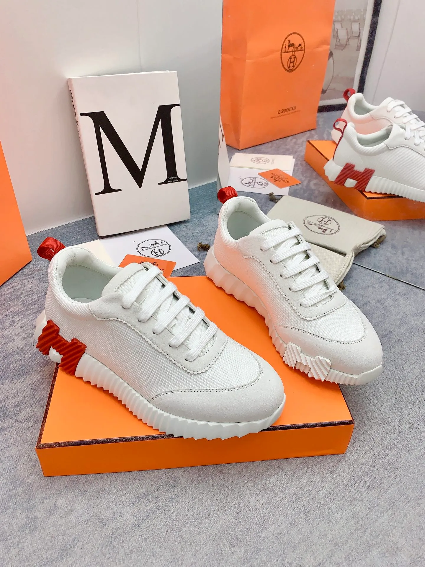 👟👟Ex-factory price 640👟👟 [Hermes] New Bouncing Couple 👫Sneakers. The most comfortable shoes from Hermès, no one else⃣️. They are very light on the feet and very beautiful. You will not feel tired when you go shopping and running around. 👍 The overall suede leather feels very good, very beautiful and very versatile. It is very light, comfortable and extremely light, suitable for both sports and leisure. It feels great to step on! 30+ men's and women's color combinations. You can choose, there will always be what you want~ ✅Fabric: Imported high mercerized sheep + original rain velvet ✅Inner: Imported silk sheepskin for lining insole ✅Outsole: Seamless combination of IP+TPU (multi-color letters) German technology irradiation machine ✅Code number: 35-41 for women and 38-46 for men (41 for women, 45.46 for men, customized and non-returnable)